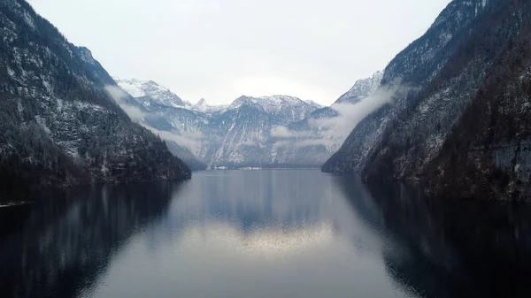 Sjö Eller Flod Omgiven Snöiga Berg — Stockfoto