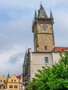 Çek Cumhuriyeti Prag 'daki Old Town Hall kulesinin bulutlu arkaplanlı dikey görüntüsü