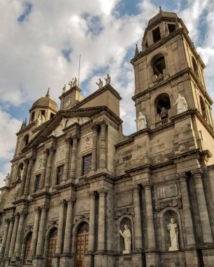 A vertical shot of the Metropolitan Cathedral of Mexico City
