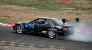 Siyah Bmw E36 Navarra pistinde sürükleniyor.