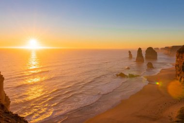 Gün batımının güzel bir görüntüsü Denizde yansıyor.
