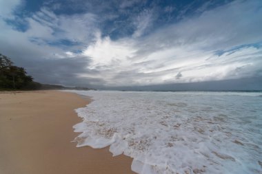 Playa Grande Rio San Juan plajında güneşli güzel bir gün bulutlu gökyüzü altında, Dominik Cumhuriyeti