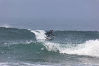 San Diego, California 'daki Ocean Beach Tower 4' te sörfçü.
