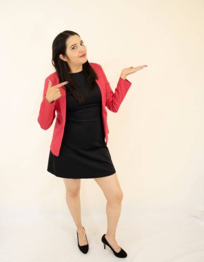 Ofiste çalışan genç bir İspanyolca konuşan yönetici kadın ellerini beyaz bir arkaplanda gösteriyor.