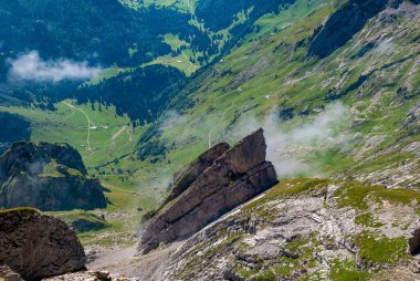İsviçre 'deki Schwagalp dağ geçidindeki Santis dağının güzel bir manzarası.