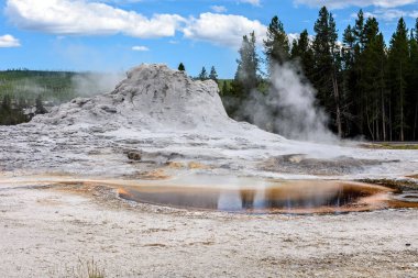 Yellowstone Ulusal Parkı, Wyoming ABD 'de renkli gayzerler
