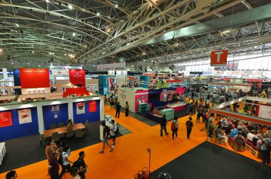 Torino Oval Lingotto 'daki uluslararası kitap fuarındaki insanların yüksek açılı görüntüsü. Torino, İtalya.