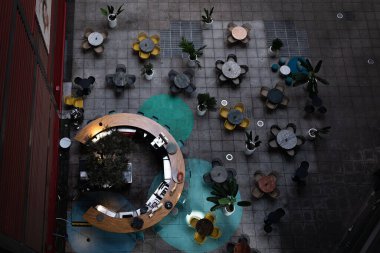 İspanya 'nın Madrid kentindeki Reina Sofia' nın tepesinden masa ve sandalyelerin yüksek açılı görüntüsü