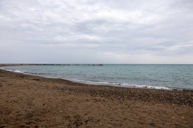 bir bulutlu gün sahilde görünümünü