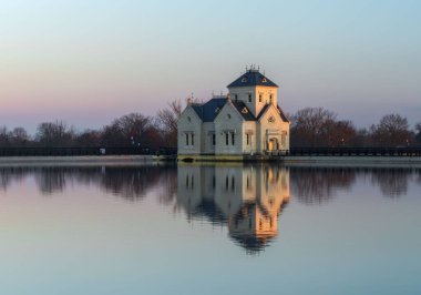 A mesmerizing shot of the Louisville reservoir during the colorful sunset