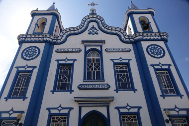 Parlak beyaz ve mavi Igreja do Senhor Santo Cristo (Kutsal İsa Kilisesi) mavi yaz gökyüzüne karşı, Praia da Vitoria, Terceira, Azores