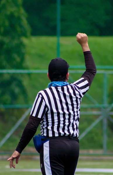 Back Shot Arbitro Maschile Che Segno Durante Una Partita Calcio — Foto Stock