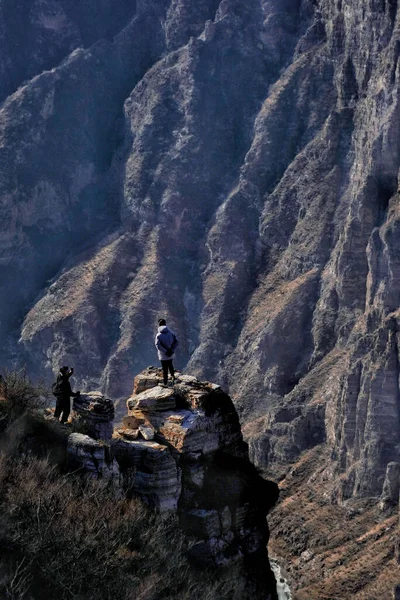 Vertical Shot Some People Climbing Mountain Beijing China — Stockfoto