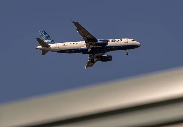 Μια Χαμηλή Γωνία Ενός Αεροπλάνου Jetblue Μια Ηλιόλουστη Μέρα Ετοιμάζεται — Φωτογραφία Αρχείου