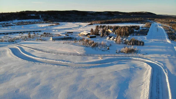 Utsikt Över Ett Landsbygdsområde Täckt Med Snö Och Med Träd — Stockfoto