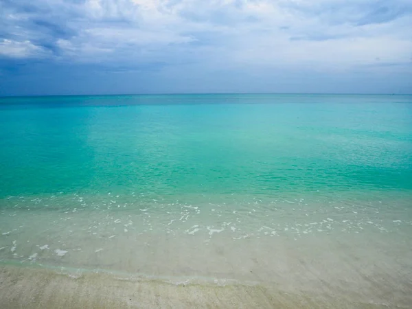 Οριζόντια Θέα Στη Θάλασσα Της Καραϊβικής Μια Συννεφιασμένη Καλοκαιρινή Μέρα — Φωτογραφία Αρχείου