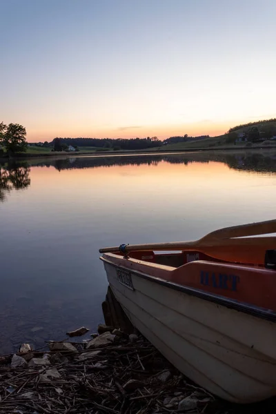Small Boat Edge Pond Sunset — Zdjęcie stockowe