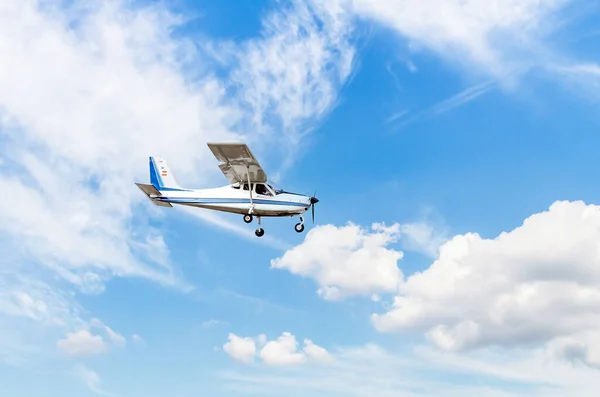 Ένα Μονοκινητήριο Υπέρλαμπρο Αεροπλάνο Που Πετά Στον Γαλάζιο Ουρανό Άσπρα — Φωτογραφία Αρχείου