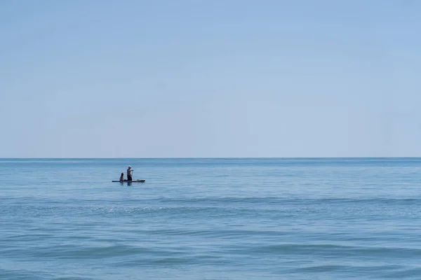 Люди Човні Біля Пляжу Кастельлос — стокове фото