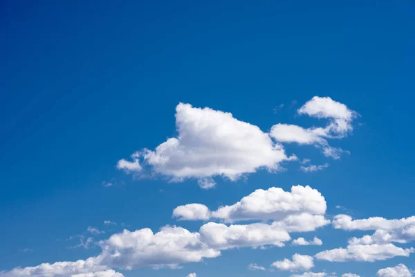 Een Blauwe Lucht Achtergrond Met Witte Wolken — Stockfoto