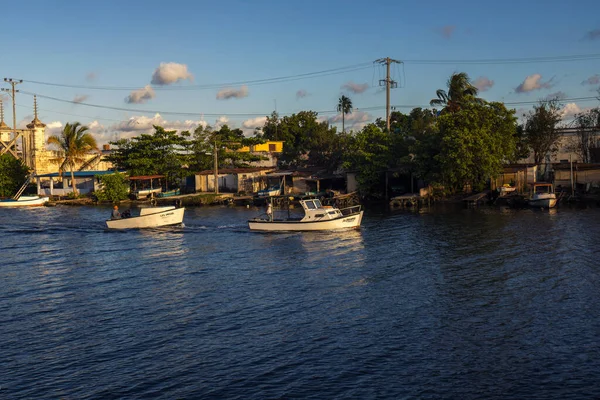 Naturskön Utsikt Över Fiskare Segelbåtar Blå Flod Kvällen Matanzas Kuba — Stockfoto