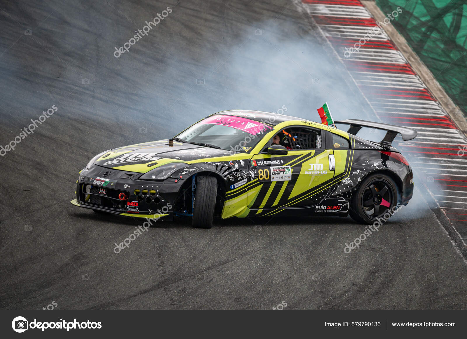 Nissan Z350 Дрейфует Трассе Наварра – Стоковое Редакционное Фото.