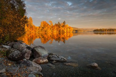 Günbatımında Norveç, Trondheim yakınlarında Jonsvatnet Gölü güzel ve sakin.