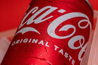 Işığın altında Coca Cola kutusuna yakın çekim