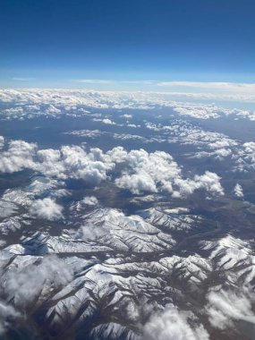 Dağların üstündeki bulutların havadan görünüşü