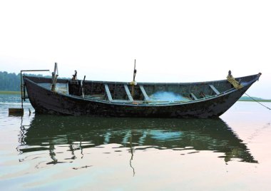 A closeup of an old canoe on the lake