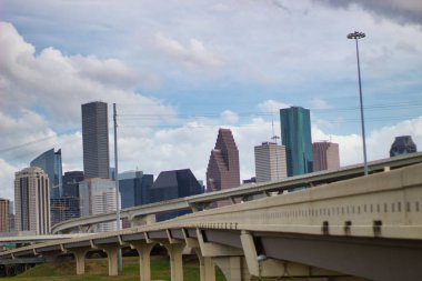 Güneşli bir günde modern binaların alçak açılı bir görüntüsü.