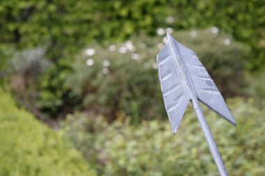 Baharda solu gösteren metal ok ucu: hedef, odaklanma, görev yönelimi, kullanım: arkaplan, duvar kağıdı, kopyalama alanı (yatay), Hildesheim