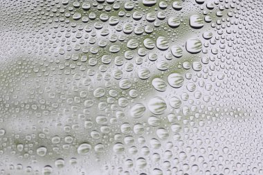 Dokuya sahip su damlalarına yakın çekim