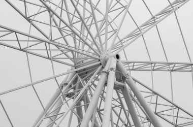 a close-up with the gear of a ferris wheel