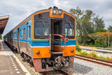 Bir tren istasyona girer ve Tayland 'da yolcuları bekler.
