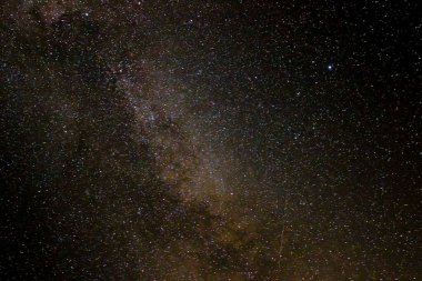 Gece gökyüzünde parlayan yıldızlarla Samanyolu 'nun manzarası.