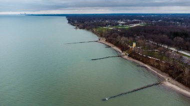 Güneşli bir günde güzel bir deniz fotoğrafı.