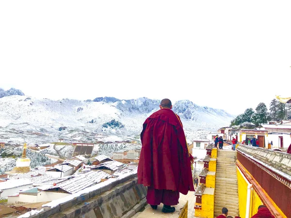 Back Shot Buddhist Master High Buddhist Temple Visitors Bright Sky — Stock Photo, Image