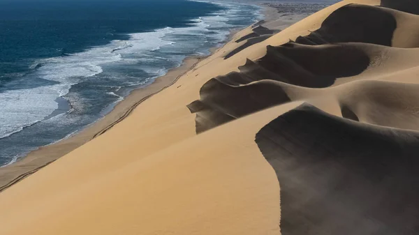 Namibia Gurun Namib Lansekap Bukit Pasir Kuning Jatuh Laut — Stok Foto