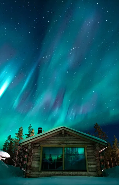 Вертикальный Снимок Деревянного Дома Зимой Северным Сиянием Заднем Плане — стоковое фото