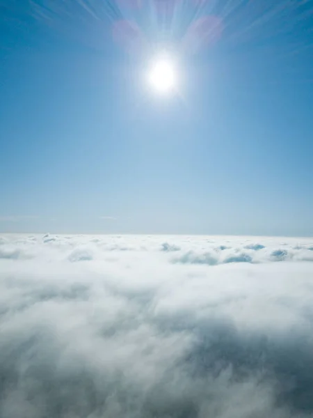 雲の上に輝く太陽の垂直ショット — ストック写真