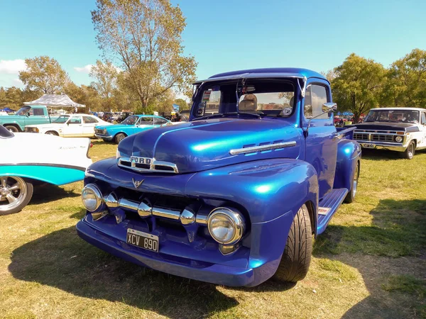 Velho Ford Azul 1950 Utilitário Pickup Caminhão Campo Vista Frontal — Fotografia de Stock