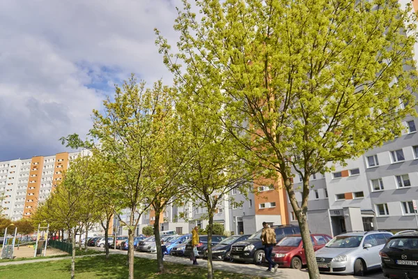 Rząd Zaparkowanych Samochodów Parkingu Przed Apartamentowcem Poznaniu Polska — Zdjęcie stockowe