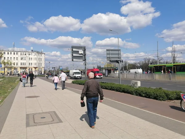 波兰波兹南 一个人走在一条自行车道旁边的人行道上 — 图库照片