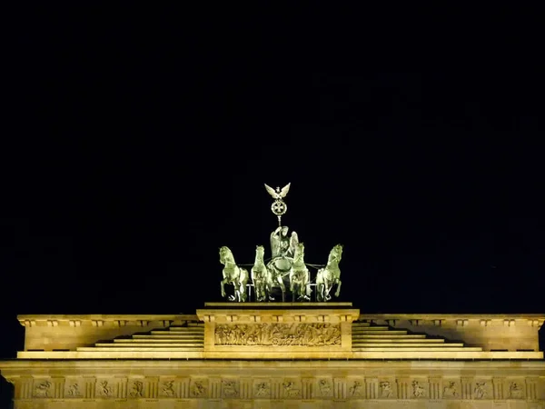 德国柏林勃兰登堡门的夜景 — 图库照片