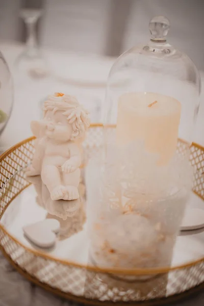 Vertikal Närbild Vit Cupid Med Ett Ljus Bröllopsdekorationer — Stockfoto