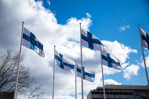 Χαμηλής Γωνίας Βολή Των Σημαιών Της Φινλανδίας Τυλίγεται Πάνω Από — Φωτογραφία Αρχείου
