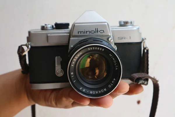 Person Holding Minolta Rokkorvintage 35Mm Analog Film Camera — Stock Photo, Image