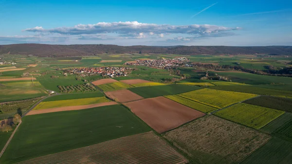 Fågelperspektiv Åkrar Mot Gröna Kullar Solig Dag Bayern Tyskland — Stockfoto