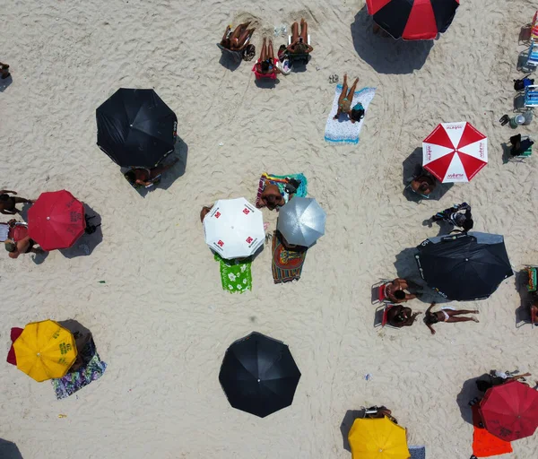 Aerial View People Umbrellas Enjoying Relaxing Beach — Stok fotoğraf
